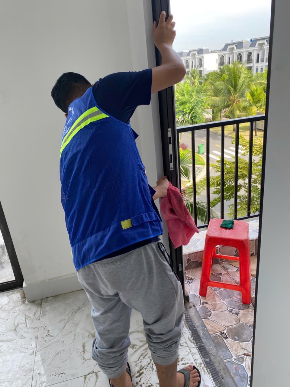 Vệ sinh nhà chuyên nghiệp hòa bình