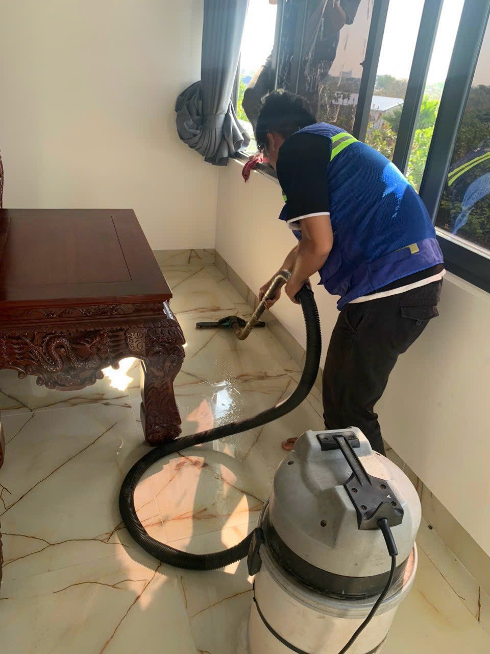 Vệ sinh nhà mới xây bàn cờ