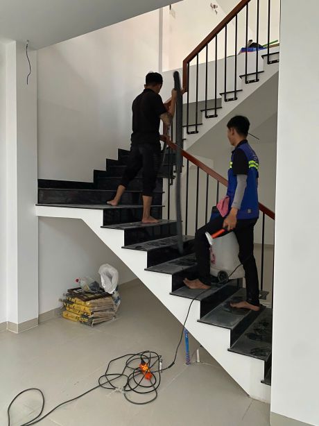 Vệ sinh khu vực cầu thang 4