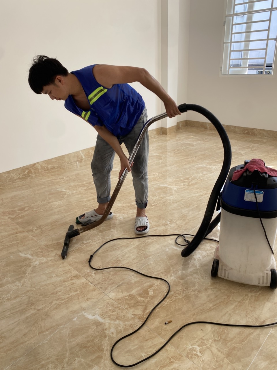 vệ sinh nhà mới xây hưng long