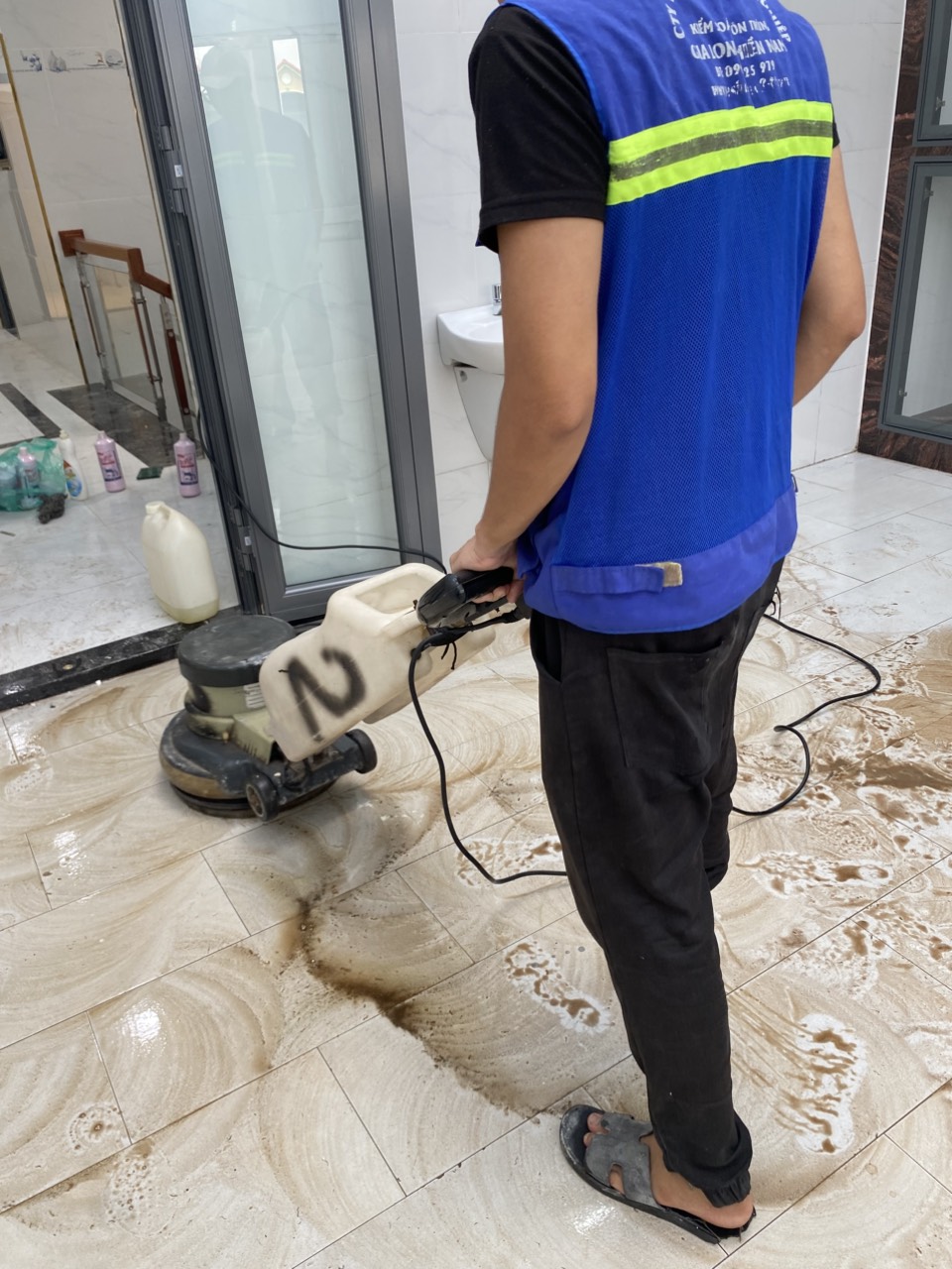 vệ sinh nhà sau xây bình chánh