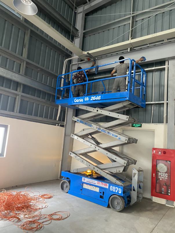 Vệ sinh vách nhà xưởng