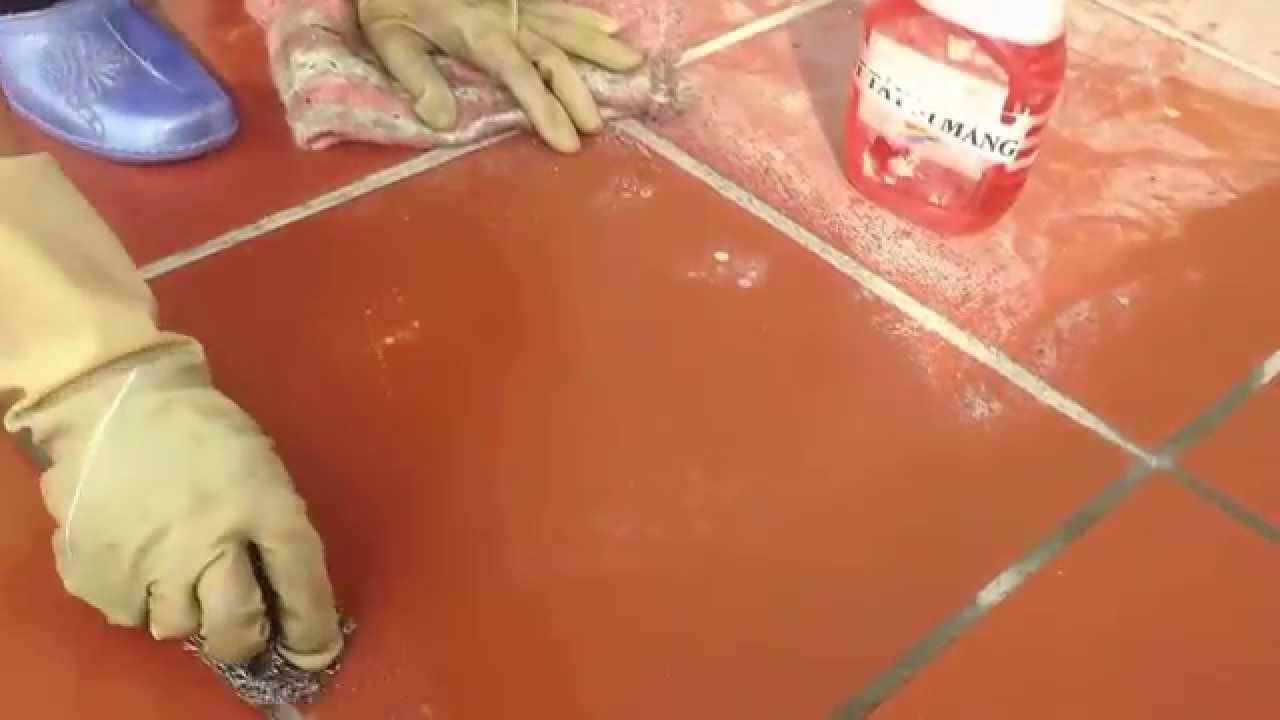 Loại bỏ sơn nước bám dính trên sàn