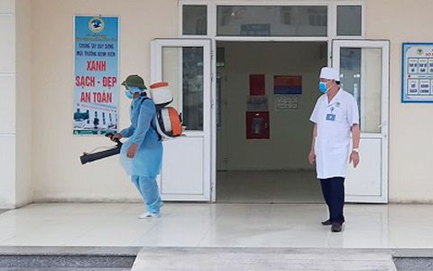 Phun thuốc xịt muỗi tại bệnh viện